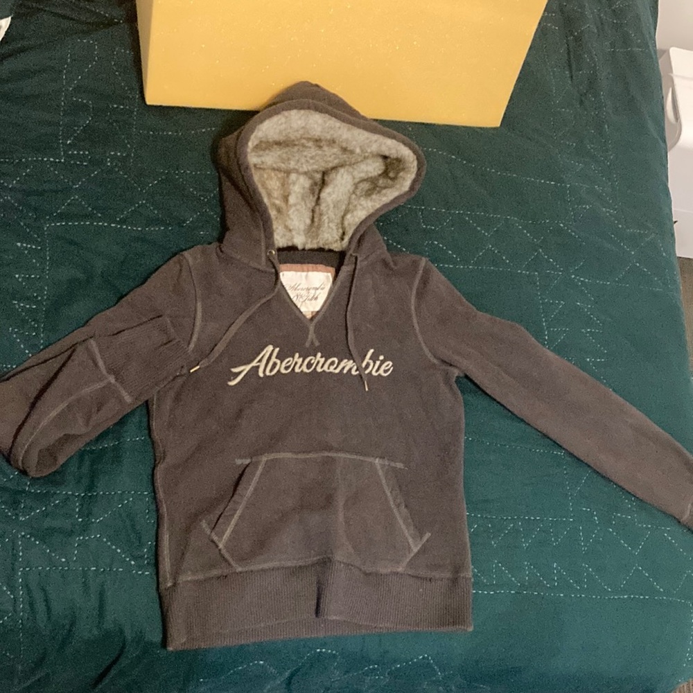 Abercrombie used good condition Large hoodie w Long sleeves and thick fur hood